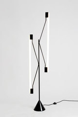 Lampadaire noir en métal, 2 Tubes lumineux. Atelier Areti. Lampadaire noir en métal, 2 Tubes lumineux. Atelier Areti.