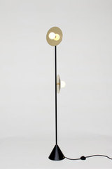 Lampadaire noir et doré Disc and Sphère, 2 lumières boule opale blanche. Atelier Areti. Lampadaire noir et doré Disc and Sphère, 2 lumières boule opale blanche. Atelier Areti.