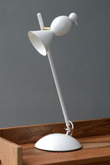 Lampe de bureau design blanche Alouette inclinable. Atelier Areti. 