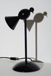 Lampe de bureau design noire Alouette pied droit. Atelier Areti. 