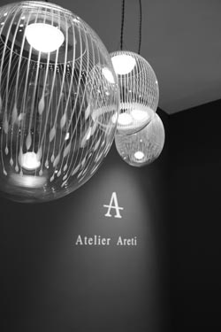 Kirshlag Suspension sphère en cristal soufflé gravé dessin no 4 petit modèle. Atelier Areti. 
