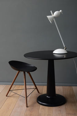 Lampe de bureau design blanche Alouette inclinable. Atelier Areti. 