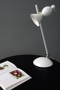 Lampe de bureau design blanche Alouette inclinable. Atelier Areti. 