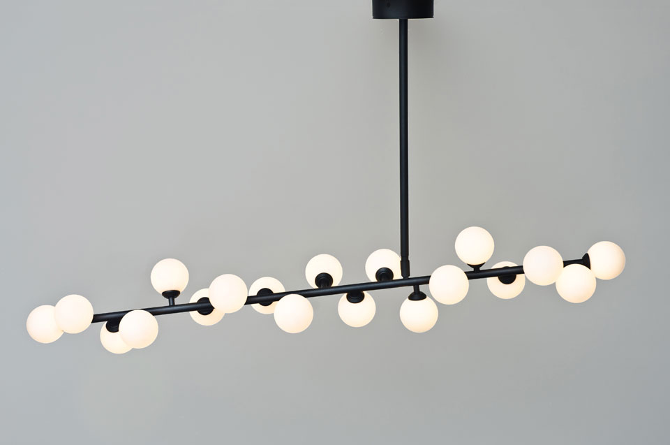 Suspension sur tige en métal noir et boule blanche en verre opale - Atelier  Areti luminaires design en cristal et en métal - Réf. 17060217 - mobile