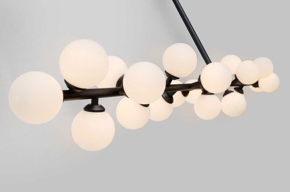 Suspension sur tige en métal noir et boule blanche en verre opale - Atelier  Areti luminaires design en cristal et en métal - Réf. 17060217 - mobile