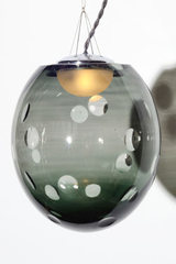Suspension boule cristal soufflé motif lentilles Kalin petit modèle. Atelier Areti. Suspension boule cristal soufflé motif lentilles Kalin petit modèle. Atelier Areti.