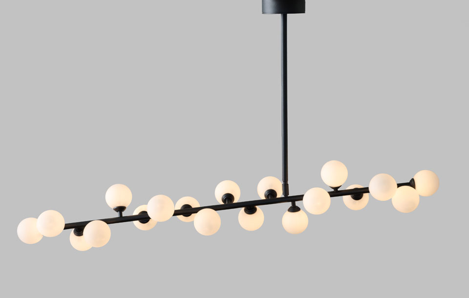 Suspension sur tige en métal noir et boule blanche en verre opale - Atelier  Areti luminaires design en cristal et en métal - Réf. 17060217 - mobile