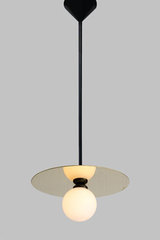 Suspension simple noire et or Disc and Sphère . Atelier Areti. Suspension simple noire et or Disc and Sphère . Atelier Areti.