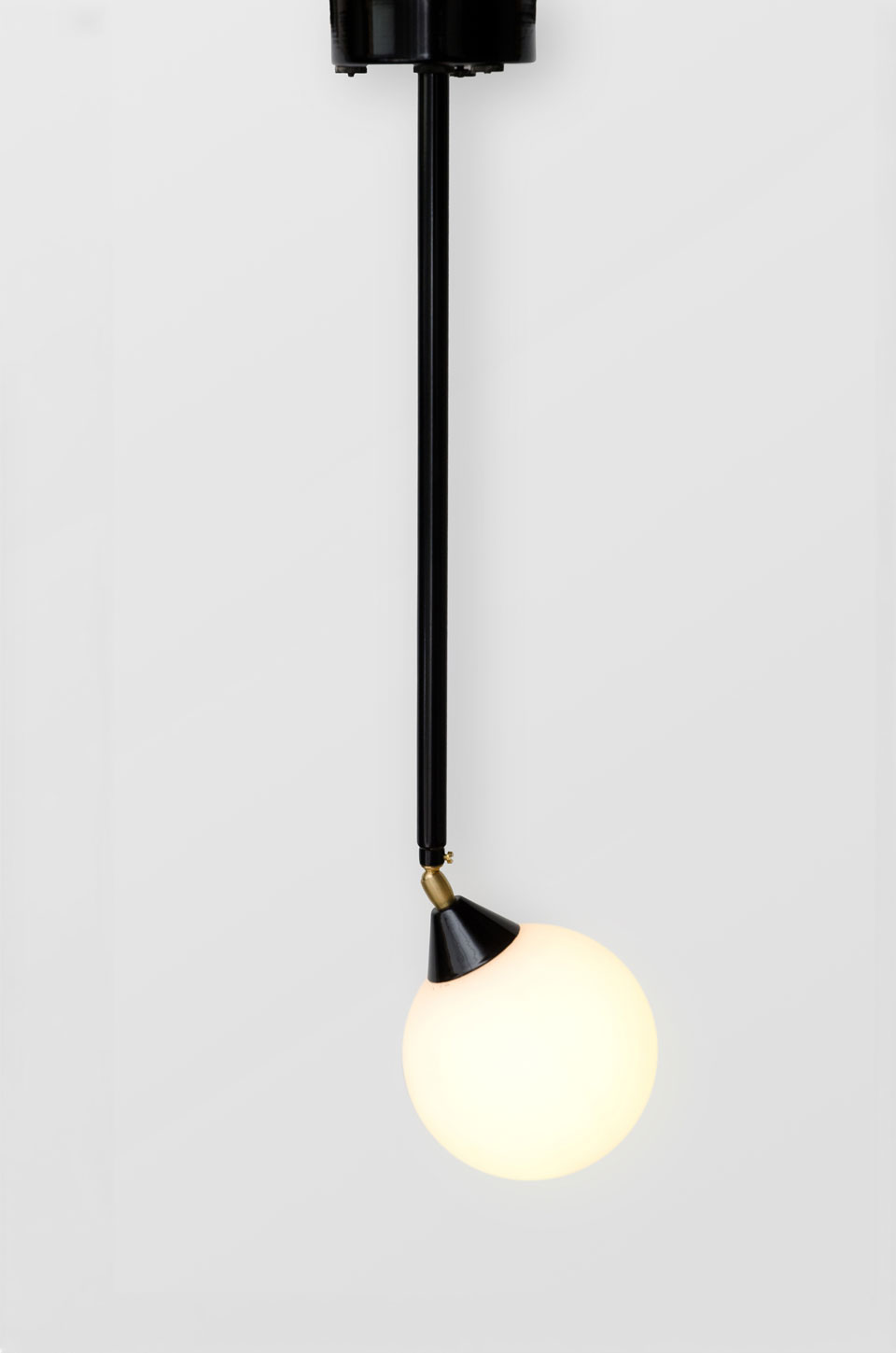 Suspension sur tige en métal noir et boule blanche en verre opale - Atelier  Areti luminaires design en cristal et en métal - Réf. 17060217 - mobile