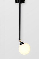 Suspension sur tige en métal noir et boule blanche en verre opale. Atelier Areti. Suspension sur tige en métal noir et boule blanche en verre opale. Atelier Areti.