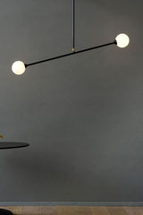 Suspension tiges en métal noir et globes en verre opale Two Spheres . Atelier Areti. Suspension tiges en métal noir et globes en verre opale Two Spheres . Atelier Areti.