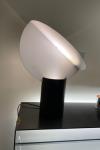 Lampe de table années 70 asymétrique en métal noir et blanc Ala. AXIS71. 
