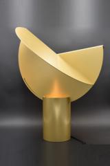 Grande lampe de table Design finition dorée Ala. AXIS71. Grande lampe de table Design finition dorée Ala. AXIS71.