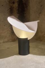 Lampe de table années 70 asymétrique en métal noir et blanc Ala. AXIS71. Lampe de table années 70 asymétrique en métal noir et blanc Ala. AXIS71.