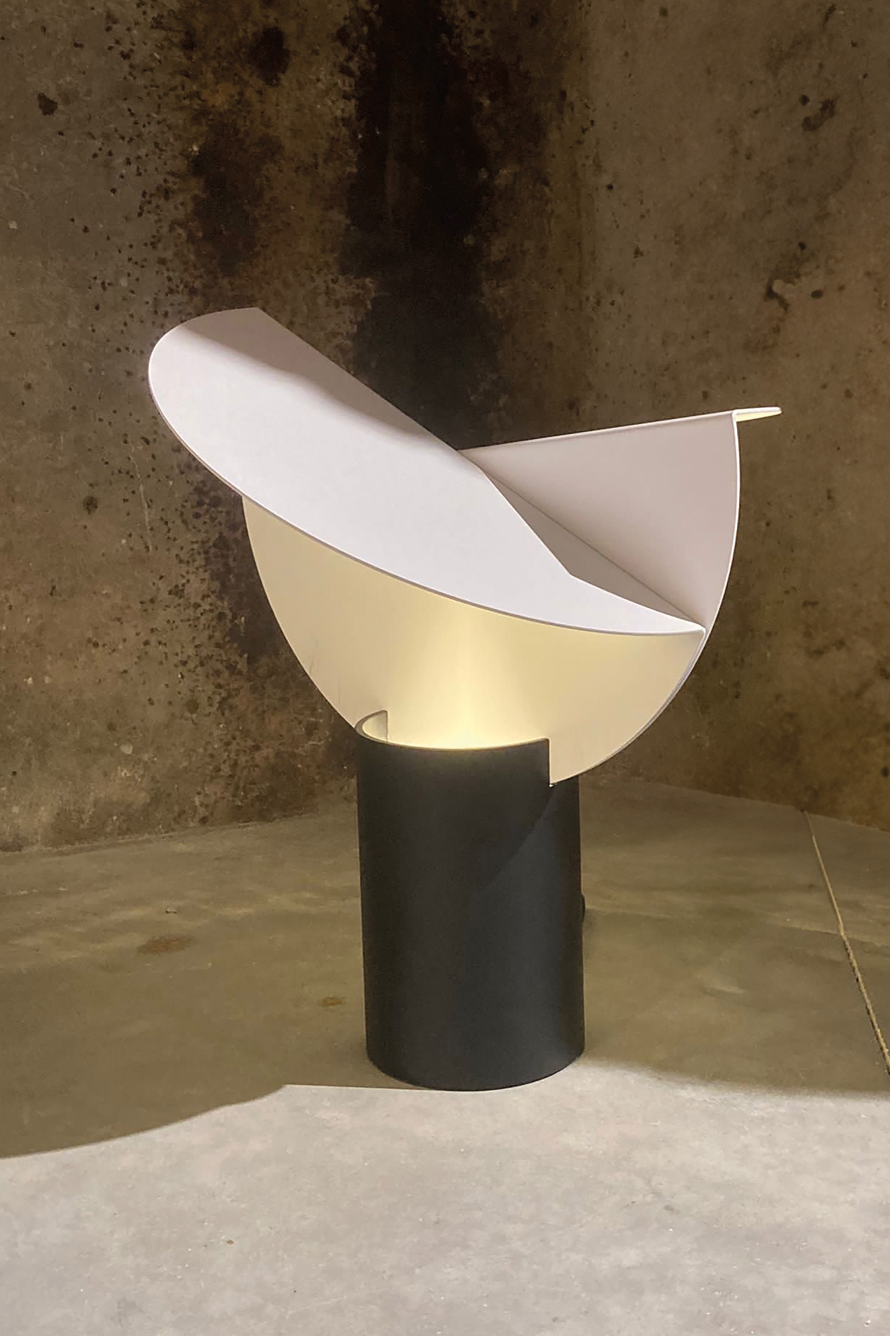 Asymmetrical 70s black and white metal table lamp Ala. AXIS71. 