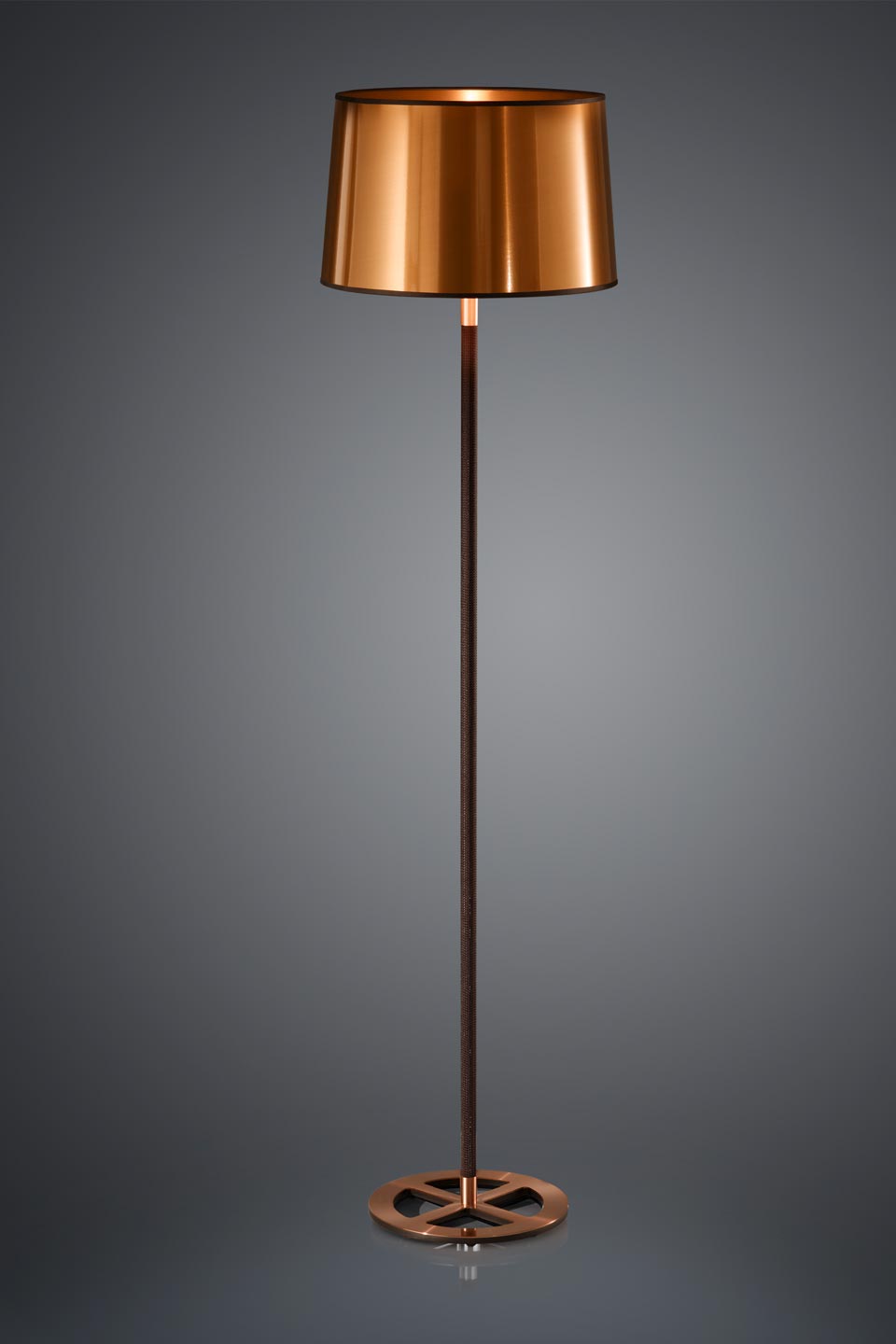 Lampadaire noir avec abat-jour en feuille de cuivre cylindrique. Baulmann Leuchten. 