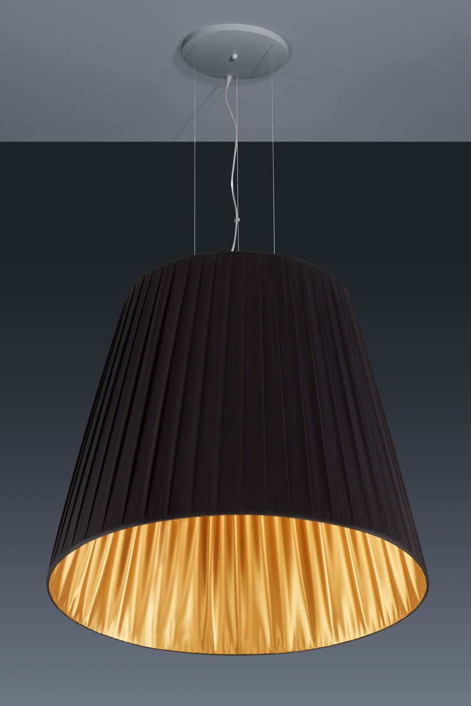Très grande suspension conique en taffetas de tissu plissé noir et or. Baulmann Leuchten. 