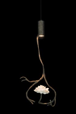 Orpheus suspension végétale avec rose blanche en porcelaine. Brand Von Egmond. 