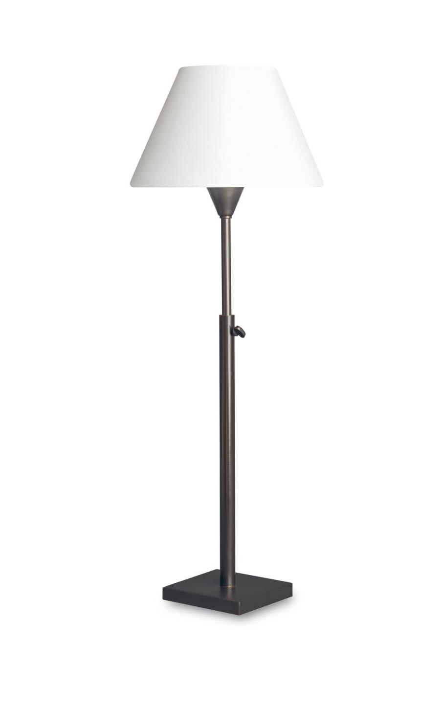 Lampe de table abat-jour blanc, pied télécospique bronze patiné L08. Casadisagne. Lampe de table abat-jour blanc, pied télécospique bronze patiné L08. Casadisagne.