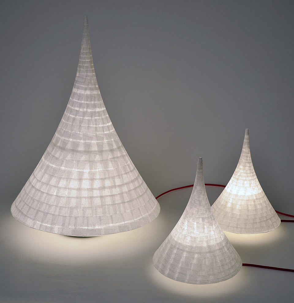 Arabesque lampe conique en papier japonais petit modèle. Céline Wright. 