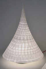 Arabesque lampe conique en papier japonais petit modèle. Céline Wright. Arabesque lampe conique en papier japonais petit modèle. Céline Wright.