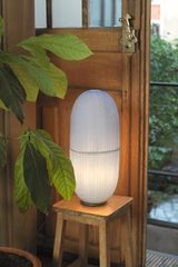 Cristal H lampe de table pilule en papier japonais. Céline Wright. Cristal H lampe de table pilule en papier japonais. Céline Wright.