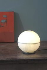 Cristal B lampe de table sphère en papier japonais. Céline Wright. Cristal B lampe de table sphère en papier japonais. Céline Wright.