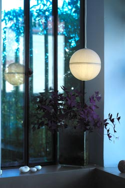 Cristal B suspension boule en papier japonais. Céline Wright. 