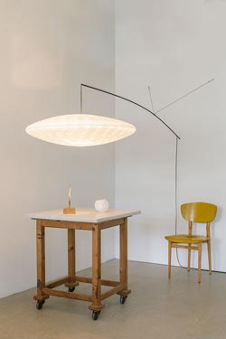 White remote Zen perché wall lamp small model. Céline Wright. 