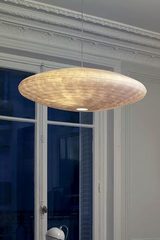 Zen luminaire suspension grand modèle en papier japonais. Céline Wright. Zen luminaire suspension grand modèle en papier japonais. Céline Wright.