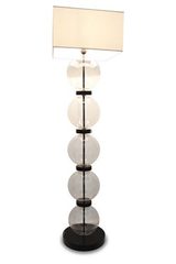 Bilbo lampadaire en verre, abat-jour carré ivoire. Concept Verre. Bilbo lampadaire en verre, abat-jour carré ivoire. Concept Verre.