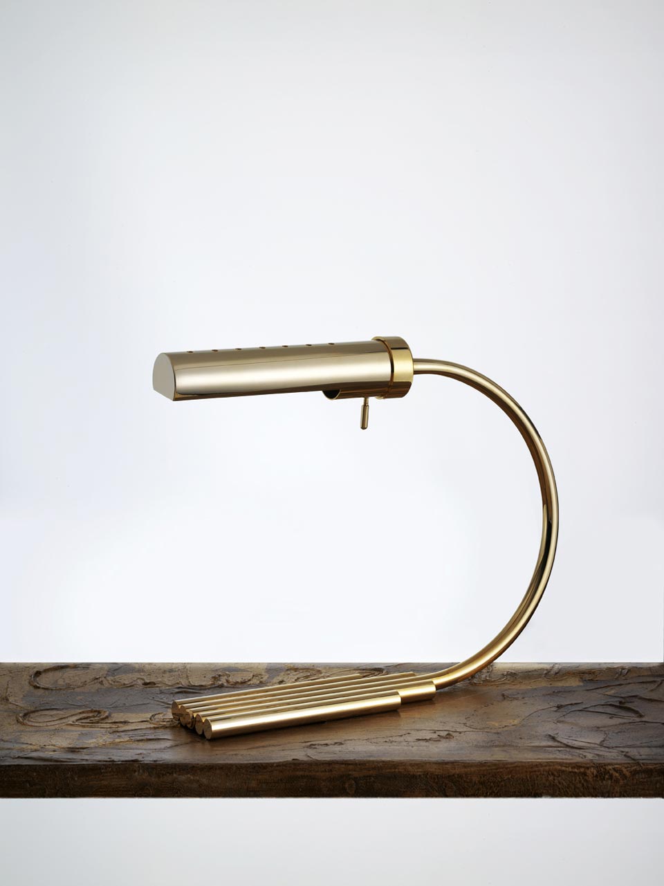 Golden metal desk lamp, minimalist design. Contract&More. 