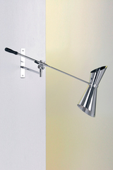 Grande applique en métal chromé, double abat-jour conique. Contract&More. Grande applique en métal chromé, double abat-jour conique. Contract&More.