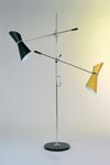 Lampadaire double noir et jaune et bras orientables. Contract&More. 