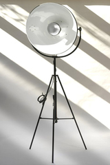 Lampadaire trépied type projecteur, réflecteur orientable. Contract&More. Lampadaire trépied type projecteur, réflecteur orientable. Contract&More.