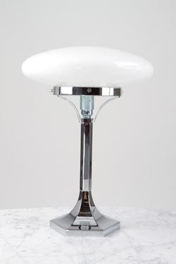 Lampe de table en verre opale blanc et pied chromé. Contract&More. 