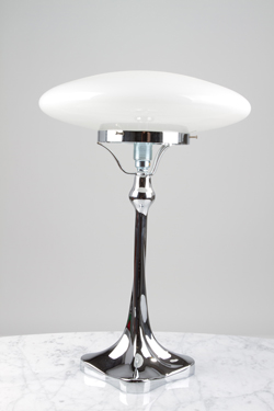 Lampe de table Art Nouveau en laiton brillant. Contract&More. 