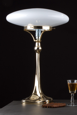 Lampe de table Art Nouveau en laiton brillant. Contract&More. 