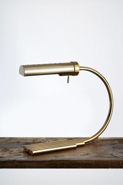 Lampe de bureau en métal doré, design minimaliste. Contract&More. 