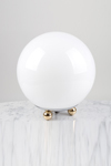 Lampe de table boule en verre blanc et 3 petits pieds boules . Contract&More. 