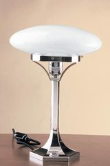 Lampe de table en verre opale blanc et pied chromé. Contract&More. 
