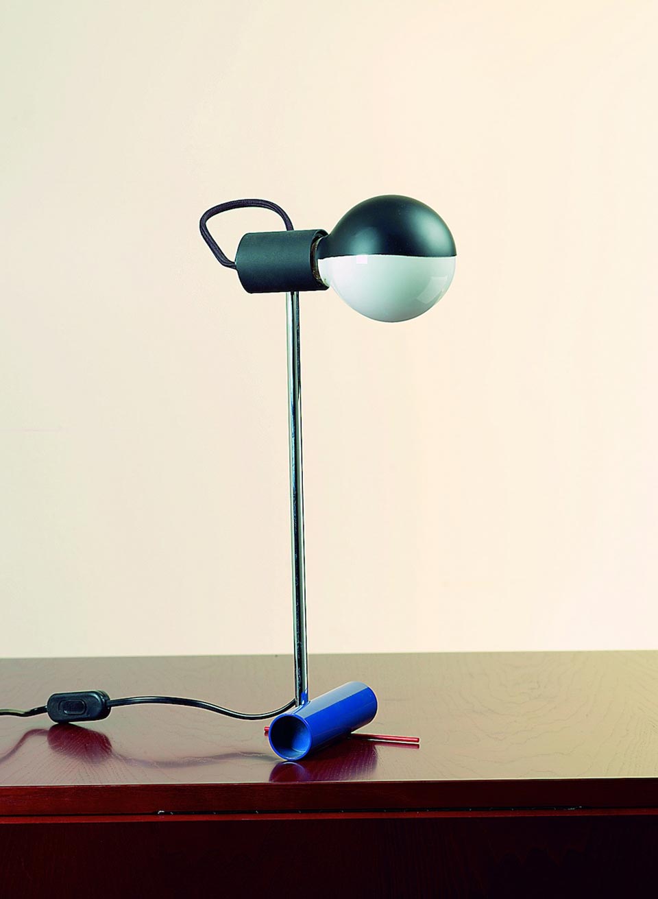 Lampe de table rétro bleue, rouge et chrome. Contract&More. 