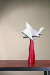 Lampe de table rouge de Pierre Chareau. Contract&More. Lampe de table rouge de Pierre Chareau. Contract&More.