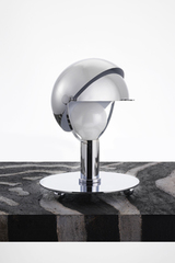 Petite lampe de table casque en métal chromé. Contract&More. 