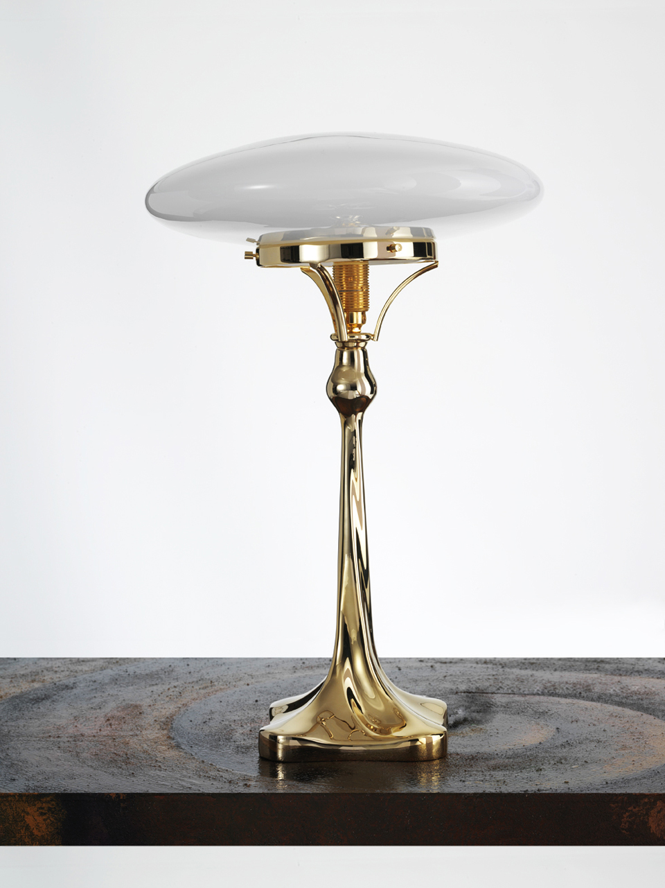 Art Nouveau table lamp in polished brass. Contract&More. 