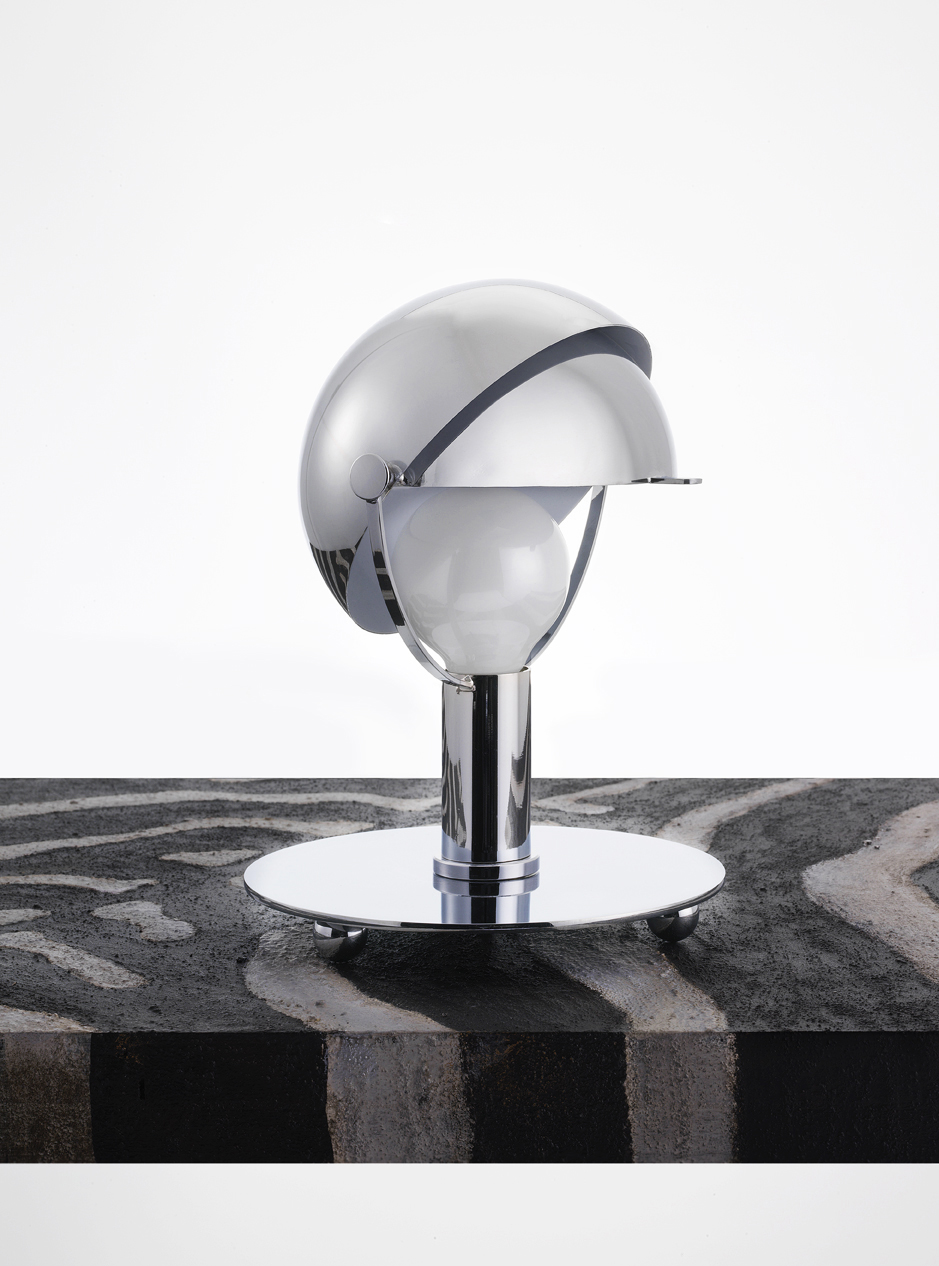 Small table lamp helmet in chromed metal. Contract&More. 