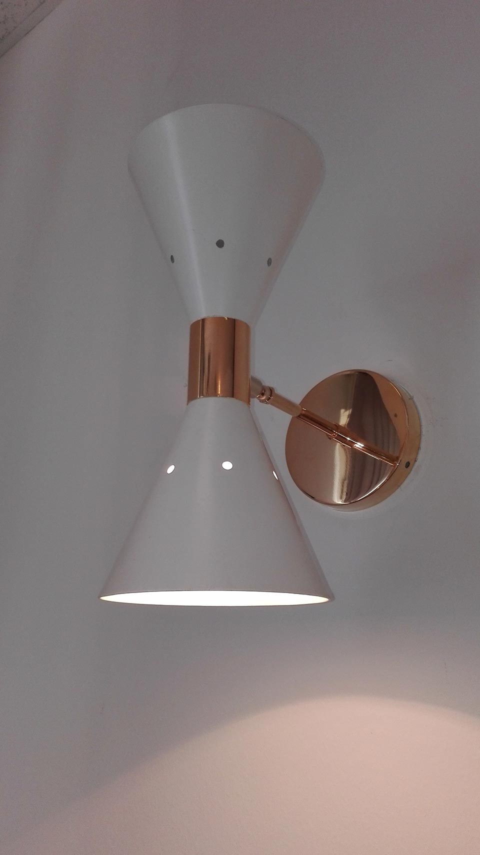 Lacquered white double cone wall light. Contract&More. 
