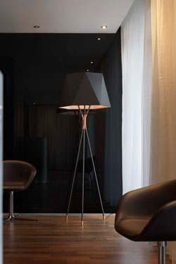 Large floor lamp tripod in black metal and copper Solitaire. CVL Luminaires. 