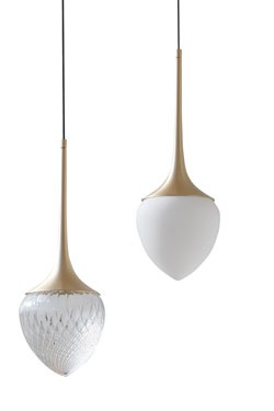 Suspension Louis XL en laiton satiné, verre translucide à motif écaille, de forme conique. CVL Luminaires. 