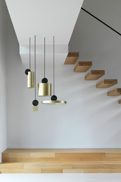 Suspension design, minimaliste, géométrique, graphite et doré Calée V2. CVL Luminaires. 